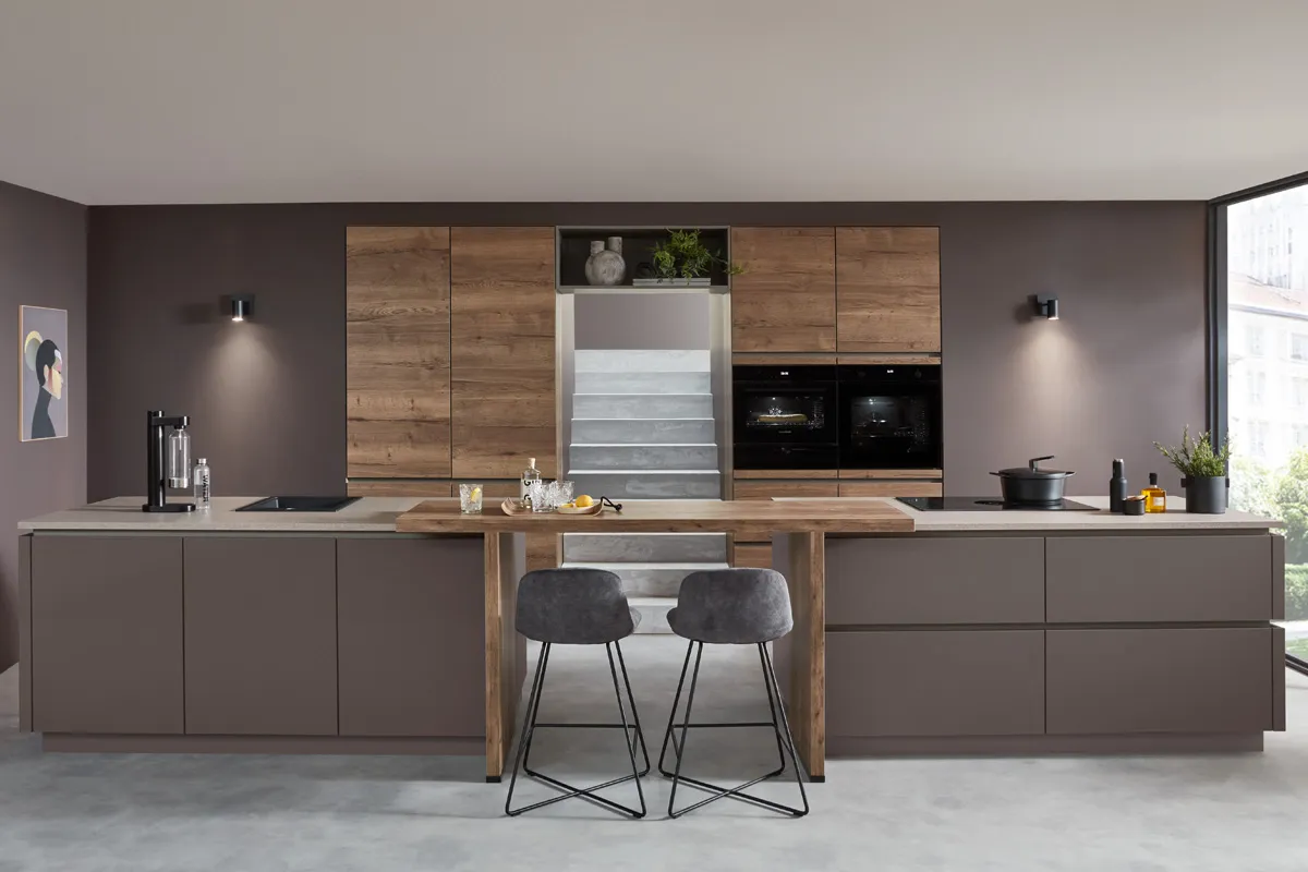 Küche in Berry mit Hochschrankwand in Eiche-Nachbildung, zwei Backöfen und Essplatz aus Holz