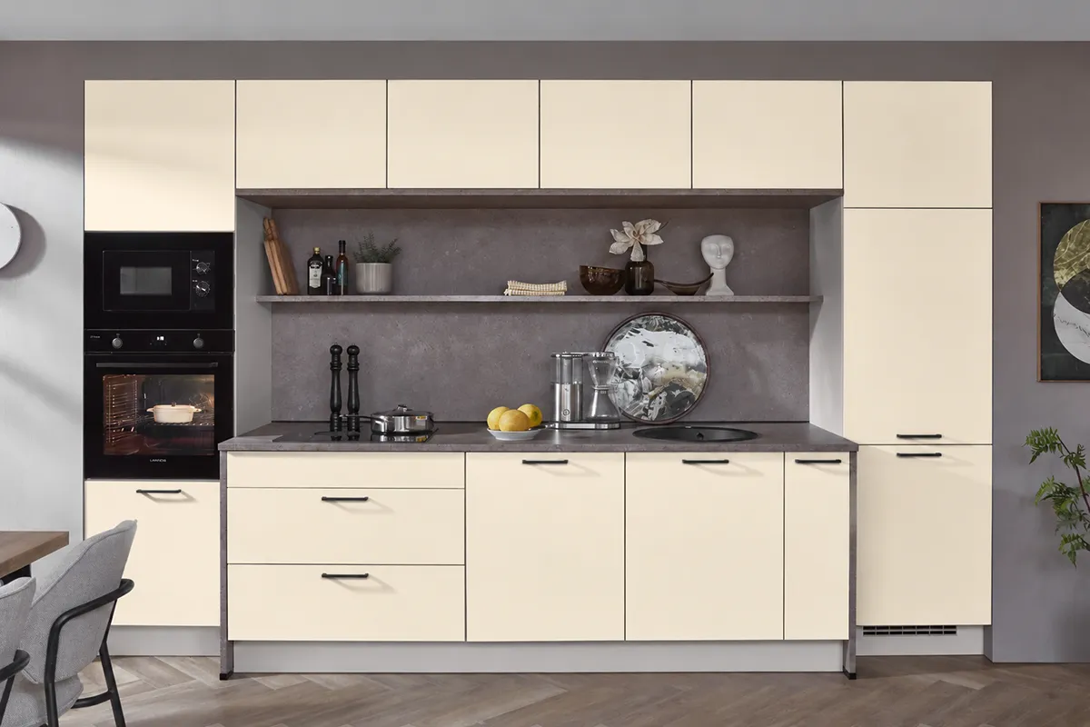 Küchenzeile in Magnolia mit offener Nische in Betonoptik, Backofen und Mikrowelle
