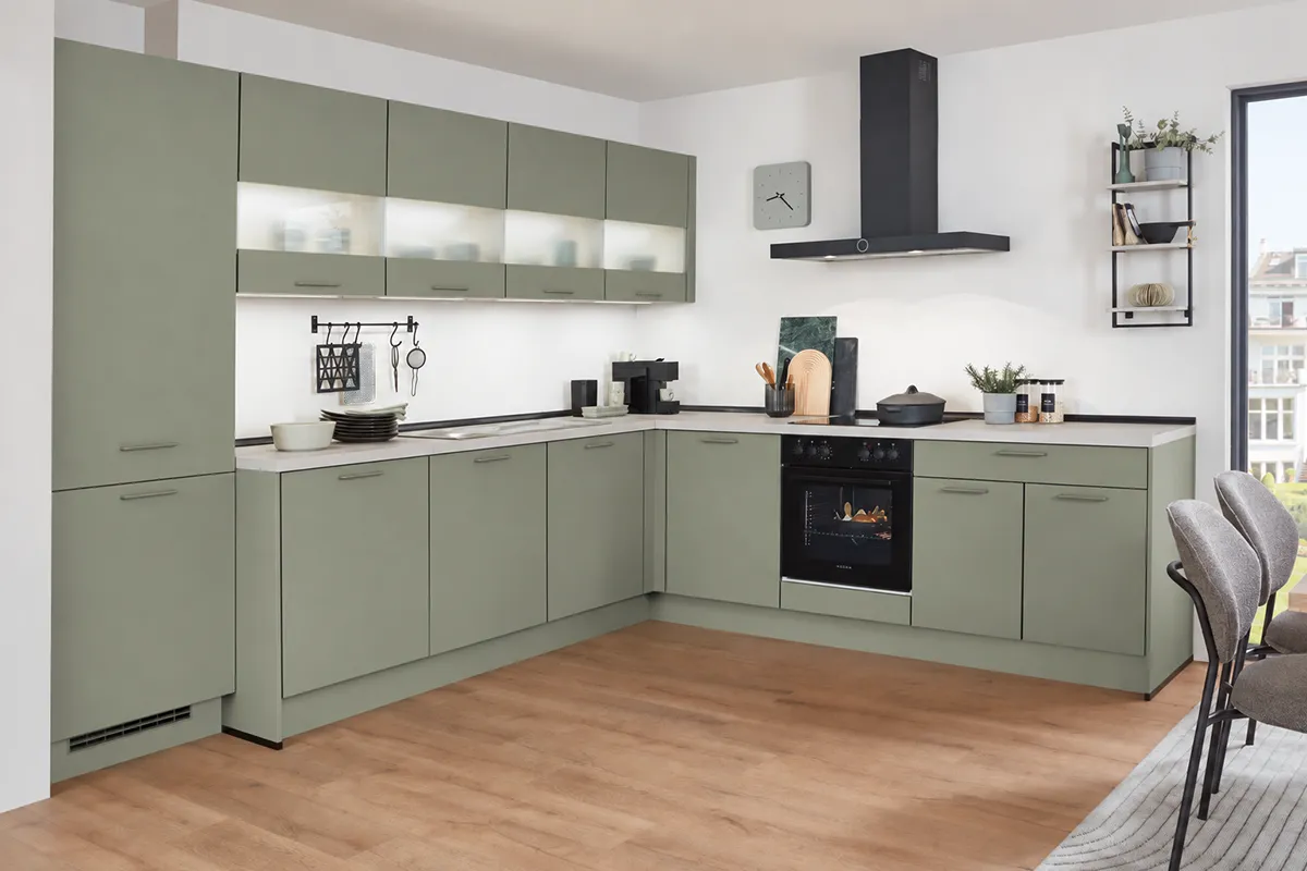 L-Küche in Olive mit beleuchteten Glas-Hängeschränken und schwarzer Dunstabzugshaube
